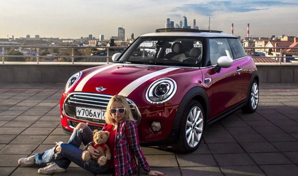 красивый автомобиль и девушка