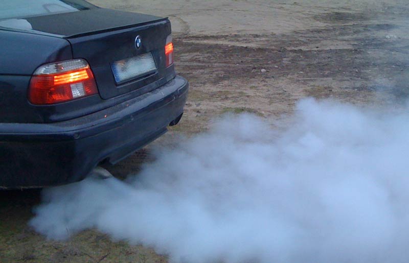 причины появления синего дыма из выхлопной трубы