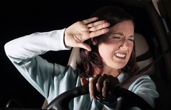 дальний свет ослепляет встречного водителя