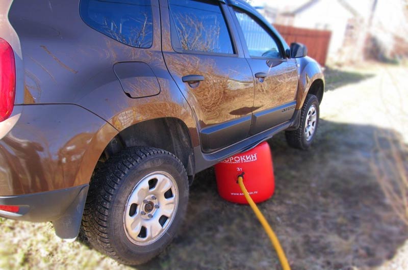 подъем автомобиля при помощи надувного домкрата