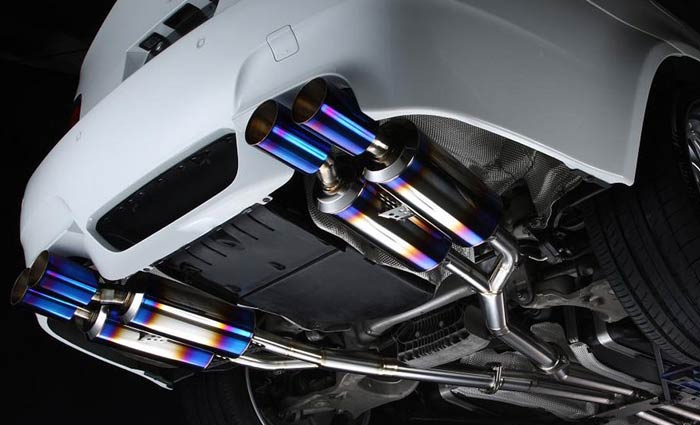 спортивный глушитель в автомобиле