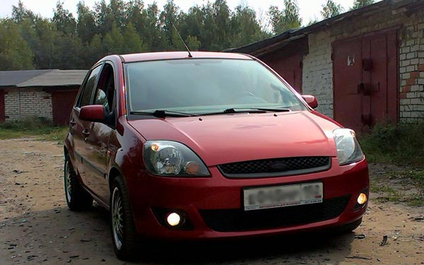 Форд Фиеста цвета Tango