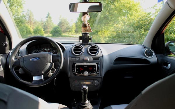 салон автомобиля Форд Фиеста