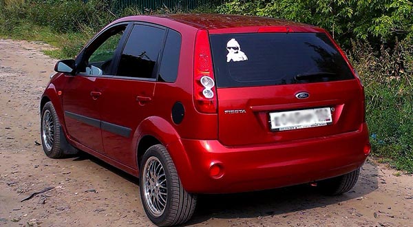 Форд Фиеста элегантно смотрится сзади