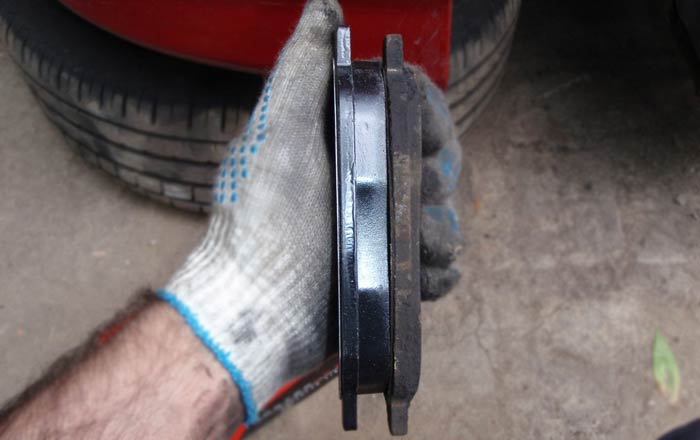 сравнение старых и новых тормозных колодок