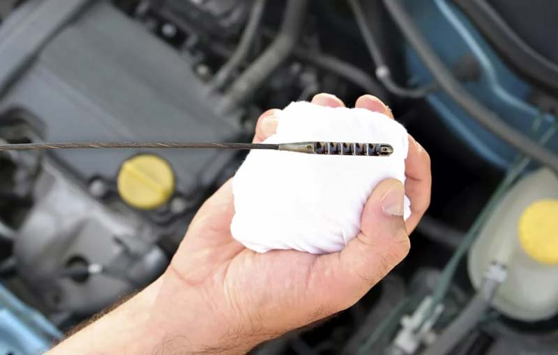 определяем уровень масла в моторе по щупу определяем уровень масла в моторе по щупу