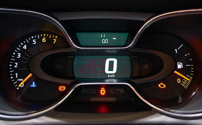 цифровой спидометр в автомобиле