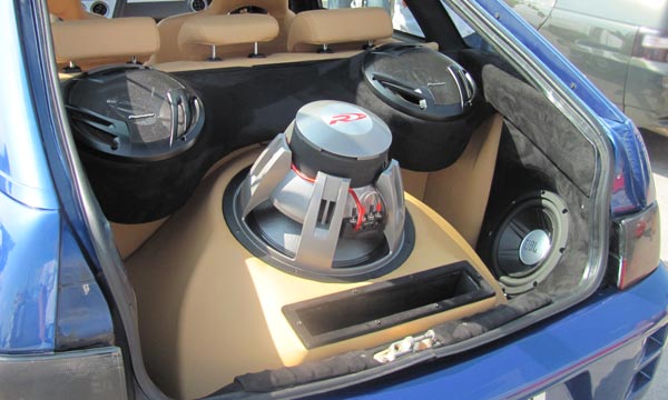 установленный сабвуфер в машине