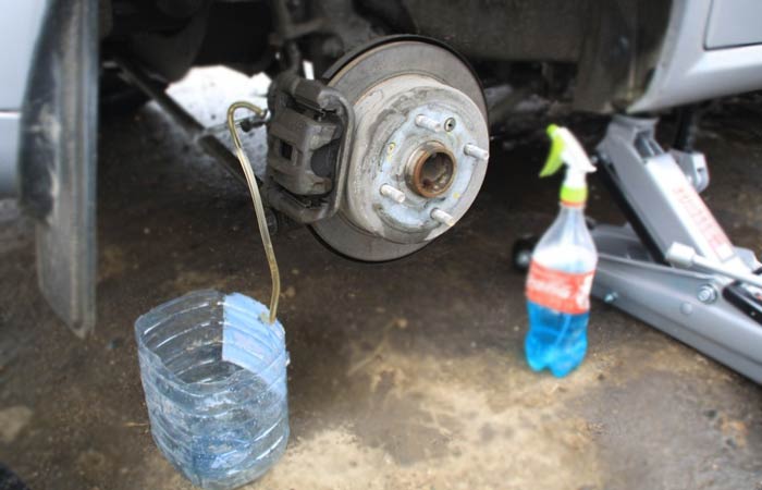 Прокачка тормозов без помощника