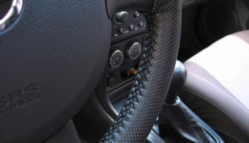 светлый руль с перфорированной кожей