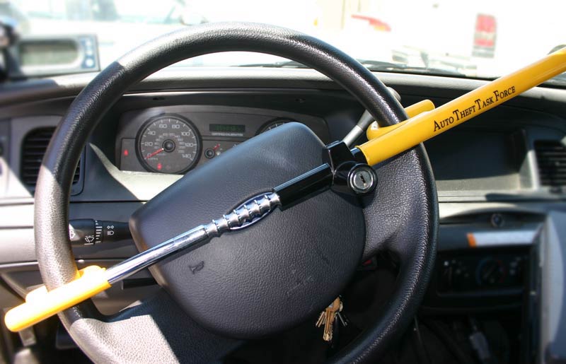 вид установленной кочерги на руль от угона вид установленной кочерги на руль от угона