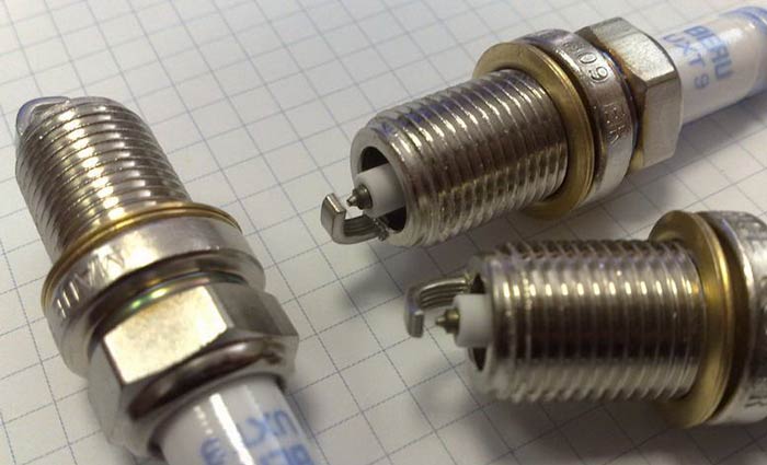 осмотрите свечи зажигания перед установкой